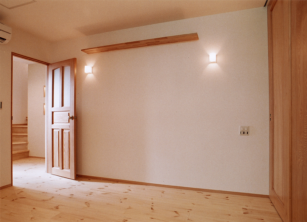 真っ白な壁と木のみでまとめた、甘過ぎないカントリーテイストの寝室