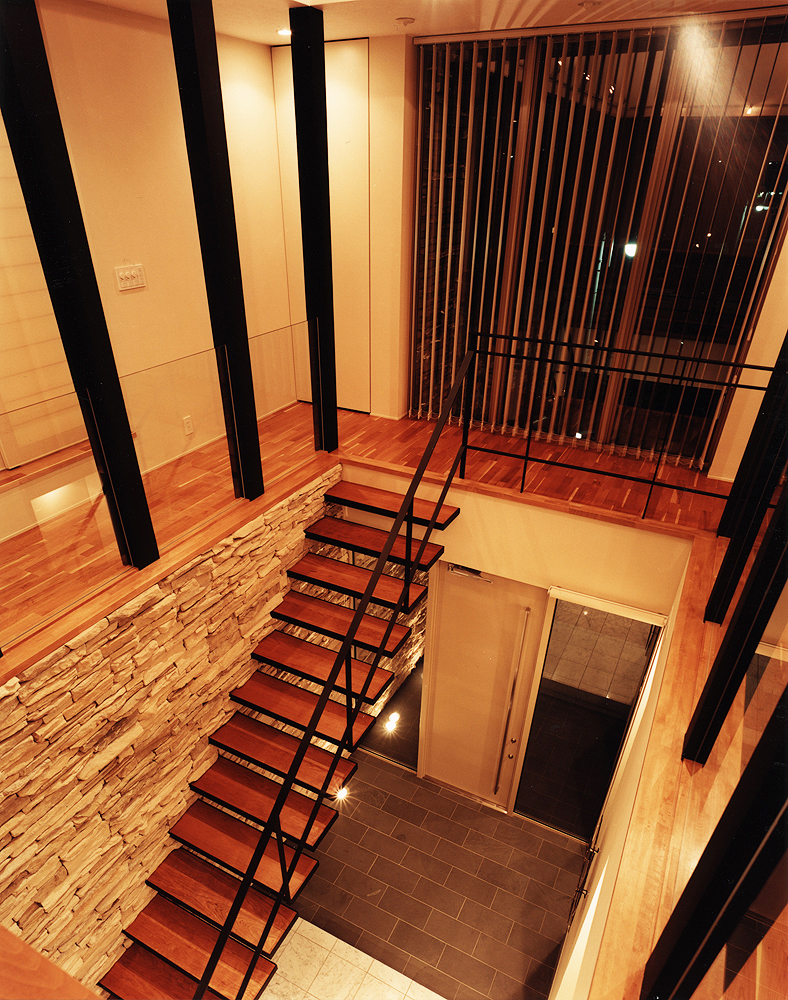 訪れる人を驚かせ高い開放感を生む、７メートルもの吹き抜けがある玄関ホール