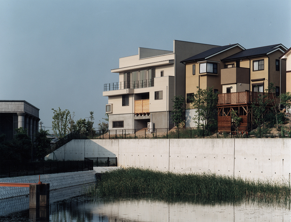 住みよく開発された小高い丘の上にある敷地に建つ、光や風に恵まれた建物