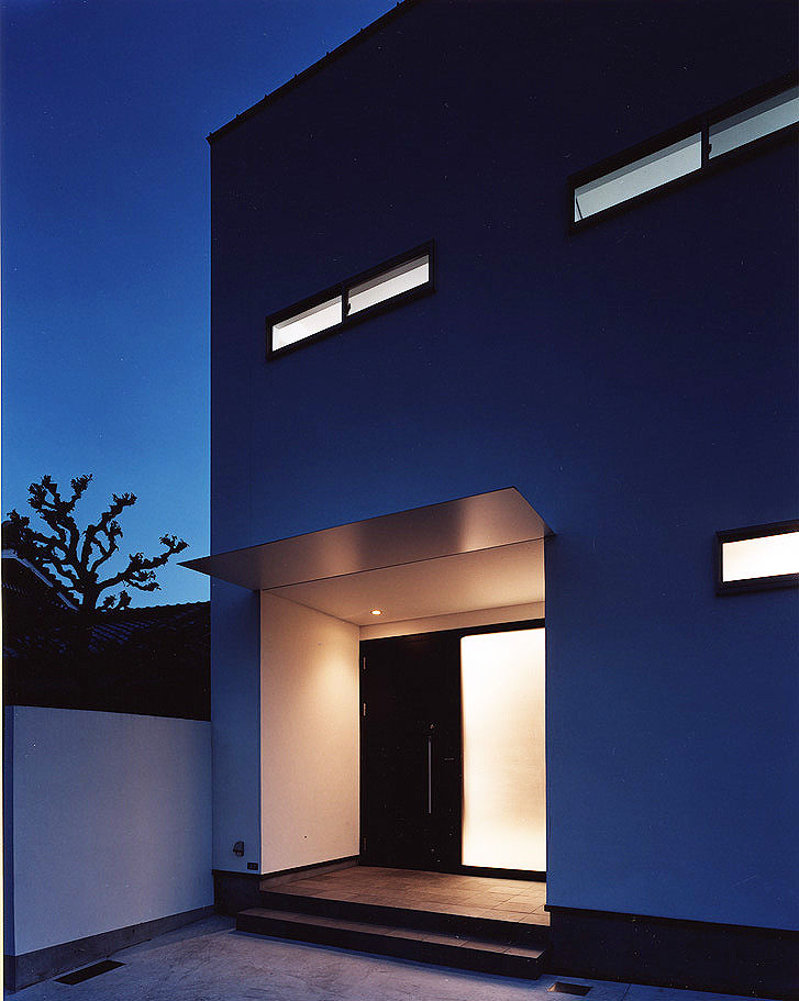 ステンレス一枚板の庇が、無駄のないデザインの美しさを感じる外観