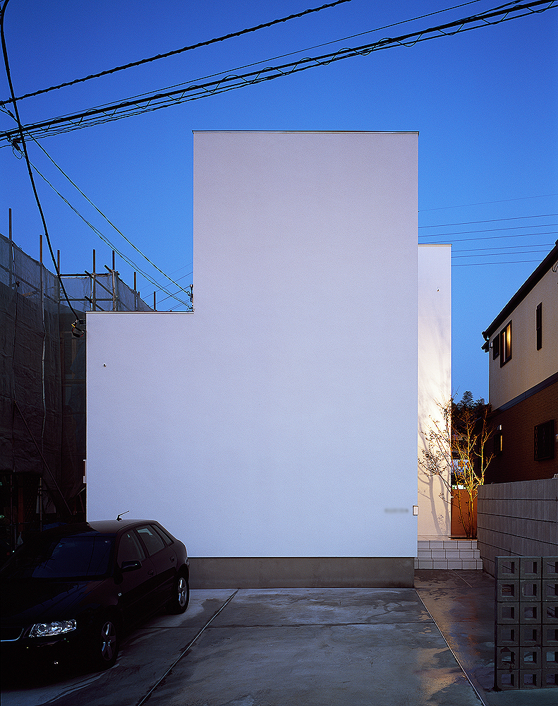 強い日差しと交通量の多い道路を避けるために、機能とデザインを兼ねた「壁」のある外観