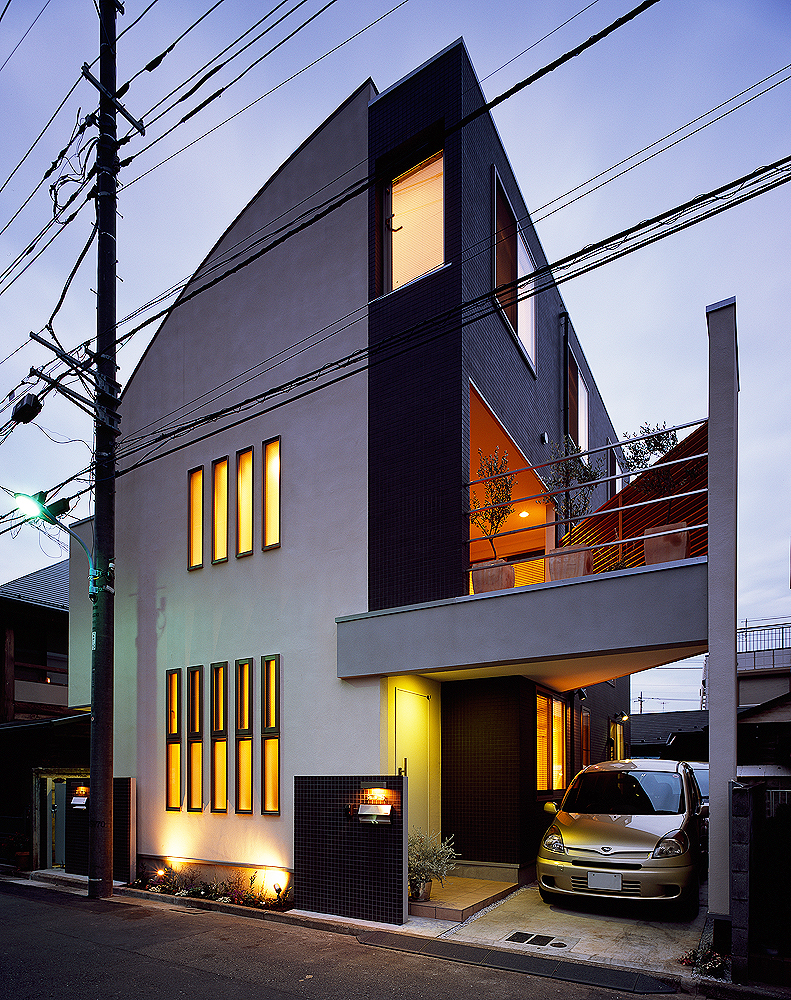 隣地に接近している立地を、２階にある贅沢なテラスが生活を豊かにしてくれる