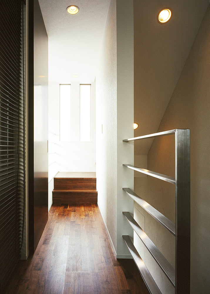 厚みのあるステンレス板で造作された、重厚感ある階段手すり