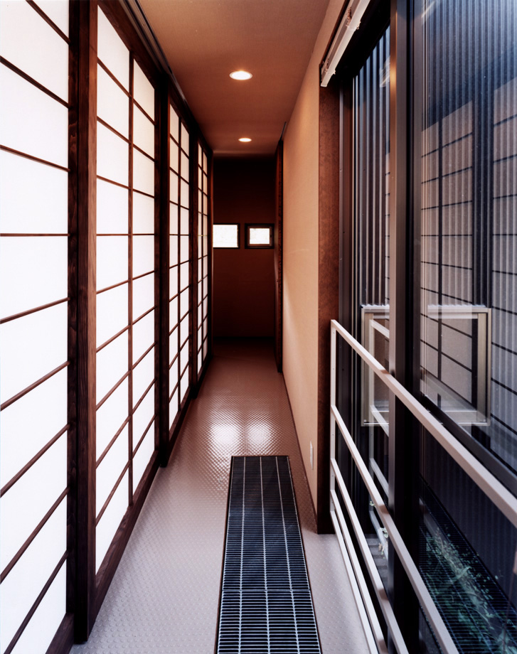 コンパクトな中庭から、明るすぎない優しい光がほんわり障子に反射する