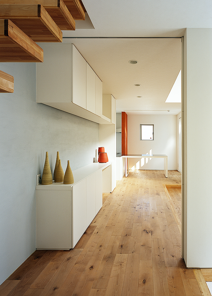 住人のセンスのよさをしっかりと伝えてくれる、経年変化が楽しみな無垢のフローリング