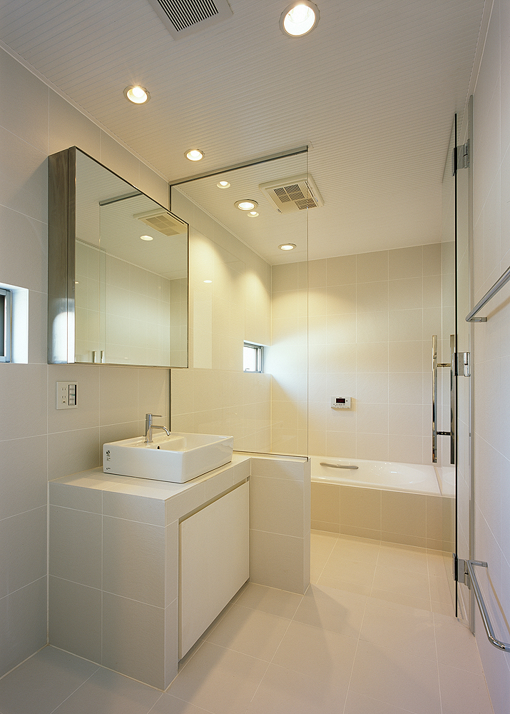 大きめのタイルで目地を少なくし、スッキリとした印象をもつ洗面・浴室