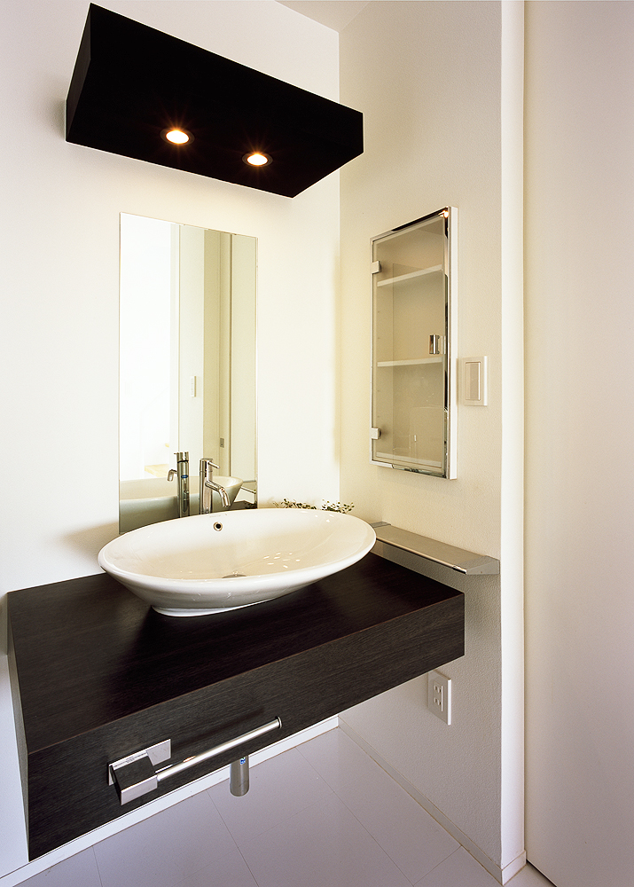 浮遊感ある楕円形の洗面ボールが、造作洗面台に個性をプラスしている