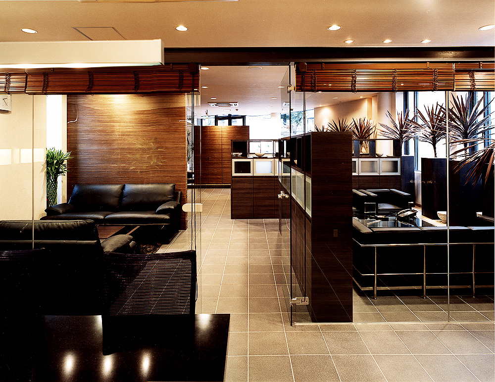 色を３色程度におさえることで、モダンな雰囲気に仕上げたオフィス