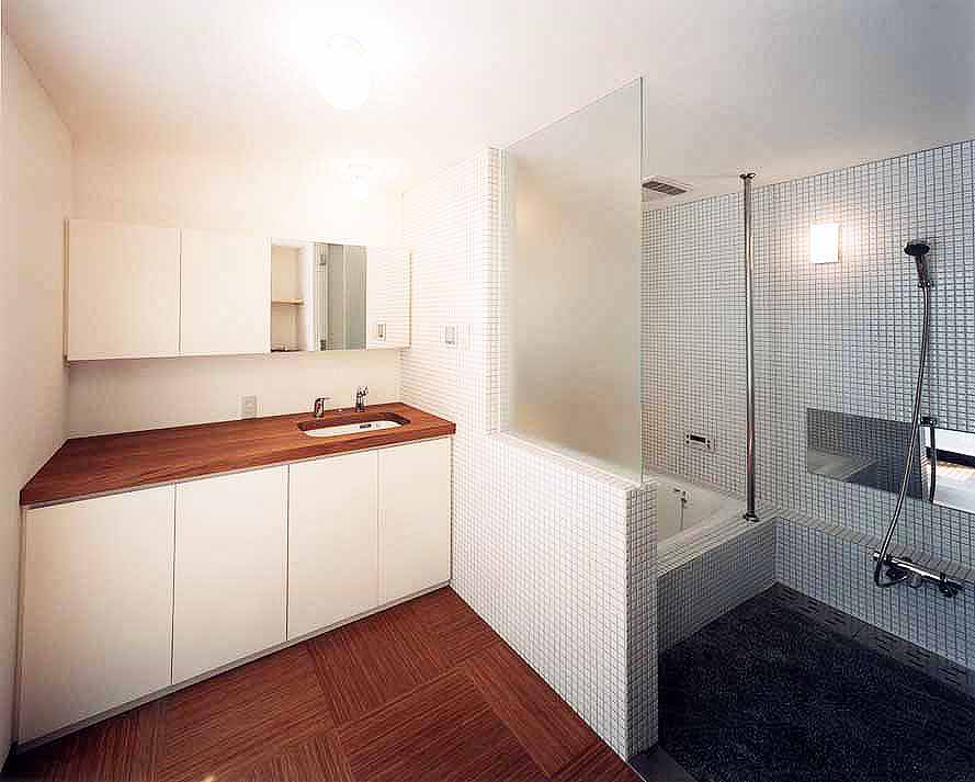 白いタイルで浴室を包み込んだ、清潔感ある広い浴室