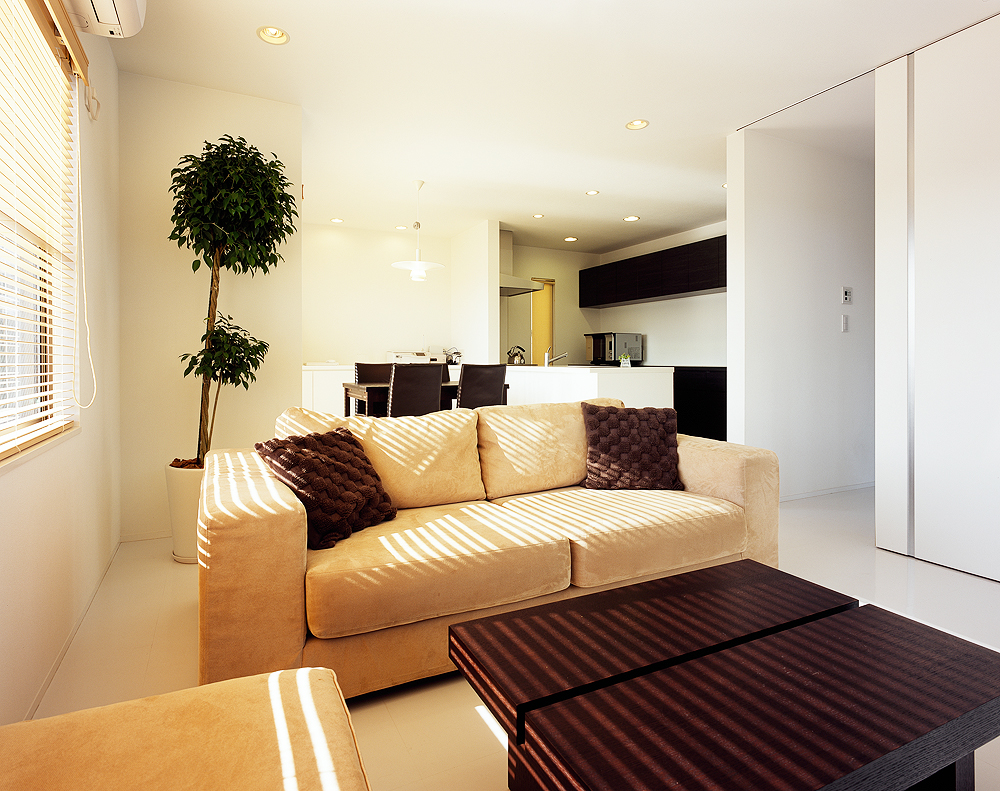 キャメル色のソファとテーマカラーの焦げ茶色が、飽きのこないベーシックな空間作りに役立っている