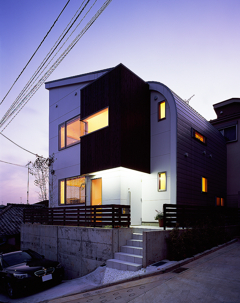 厳しい斜線制限の中で設計された、形状に意味のある外観