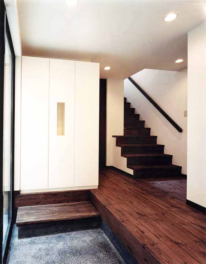 玉砂利洗い出しなど、伝統的な和の素材を要所要所で活用した玄関ホール