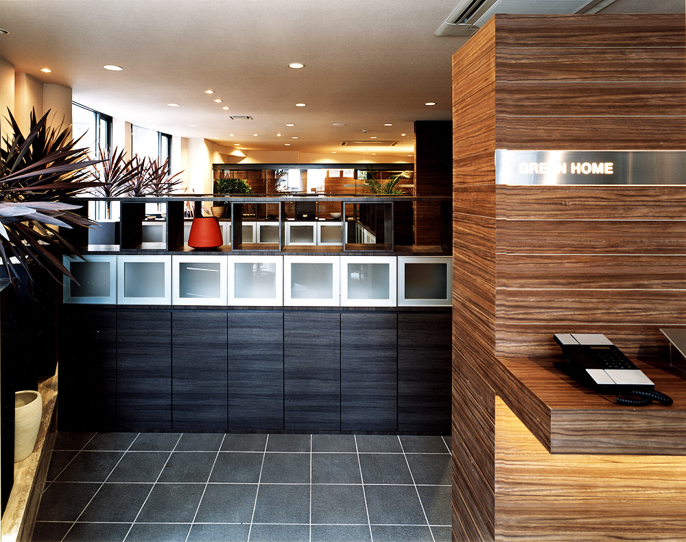 腰高までの造作家具でシックに統一された、モダンなオフィス