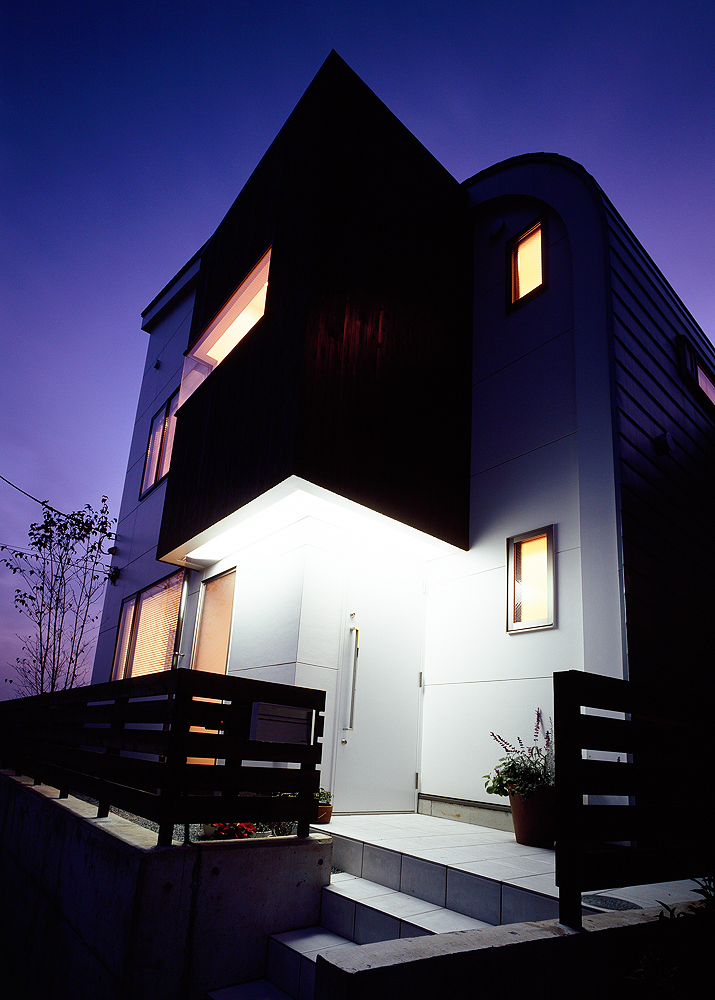 ２階の黒い外壁部分がキャンチレバーとなり、玄関の庇の役目をする外観