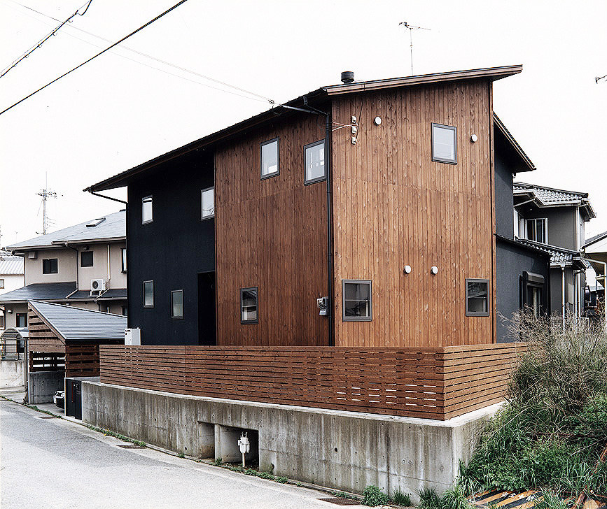 アプローチを意識した北側から、南側へぐるりと回り込むような形の外観