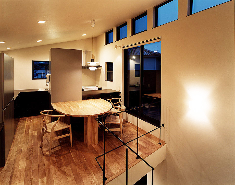 光を取り込み内部から外部の風景を切り取るように、ランダムに配置された窓