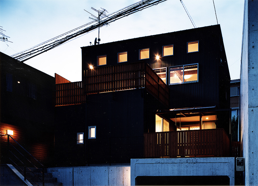 絶景の眺望をふんだんに味わうためにデザインされた、市街を望む高台に建つ住宅