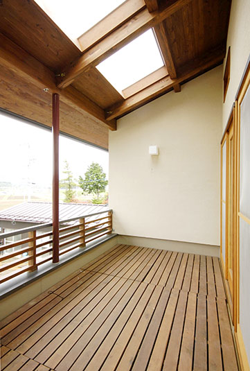 明かり取りのトップライトのある屋根に守られたデッキ