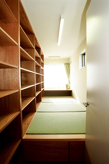 一面をすべて収納にした和室