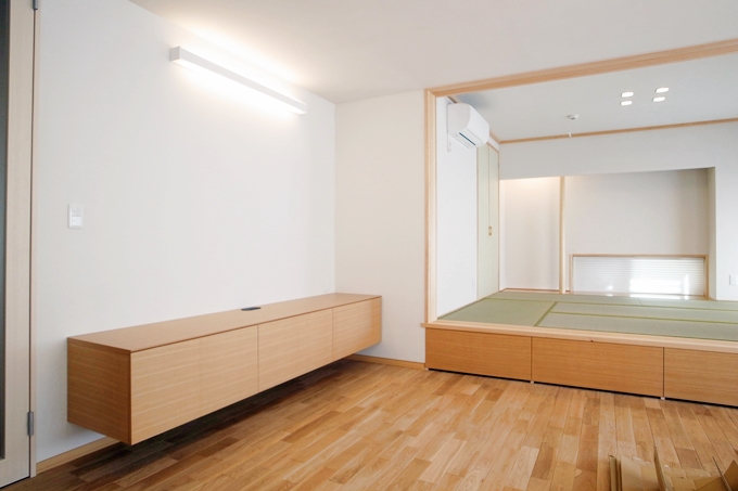 リビングには造りつけ家具と畳下のたっぷり収納