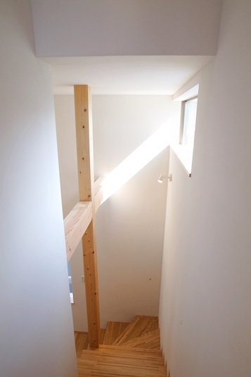 十字の梁が印象的な階段