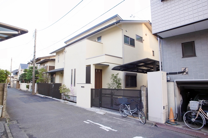 車庫方向から外観を見る
