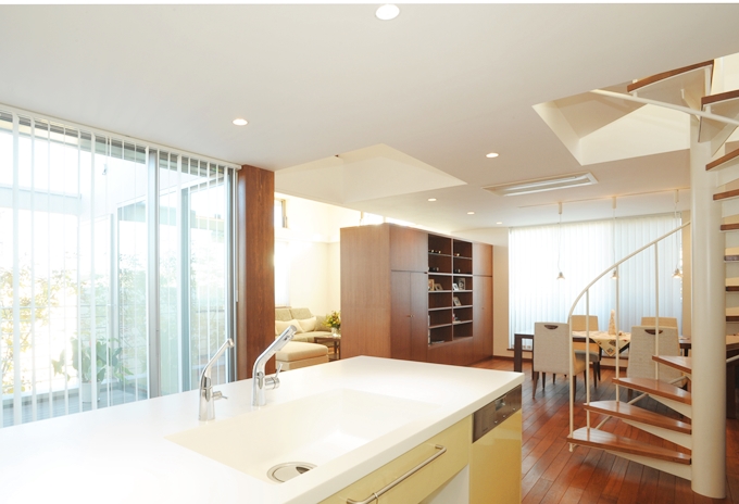 リビングとダイニングを見渡せる位置に配置されたキッチン