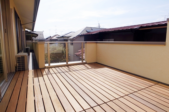 気持ちの良い日差しが降り注ぐウッドデッキ