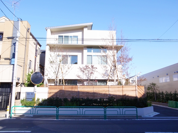 庭方面から外観を見る