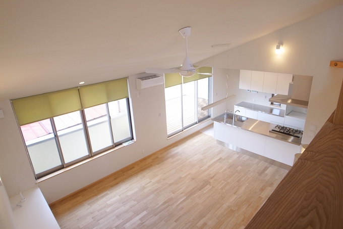 天井には傾斜を付けて