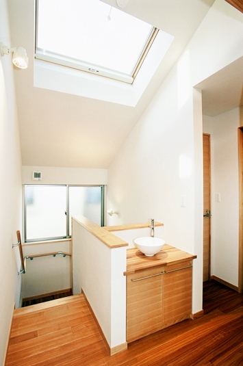 トップライトからの光で明るい2階洗面