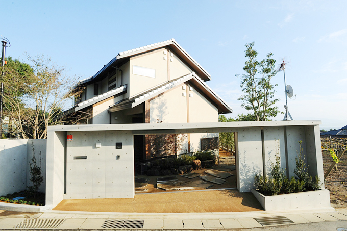 門の奥には玄関へと続く石畳