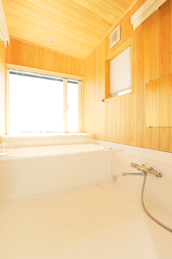 木の香りが心地よい浴室