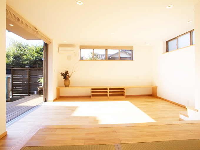 大きな掃き出し窓を開ければ縁側付きのリビングに