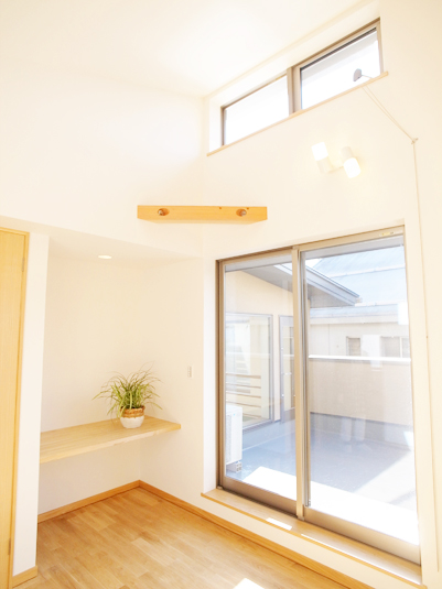 ２つの窓から差し込む光があたたかい部屋