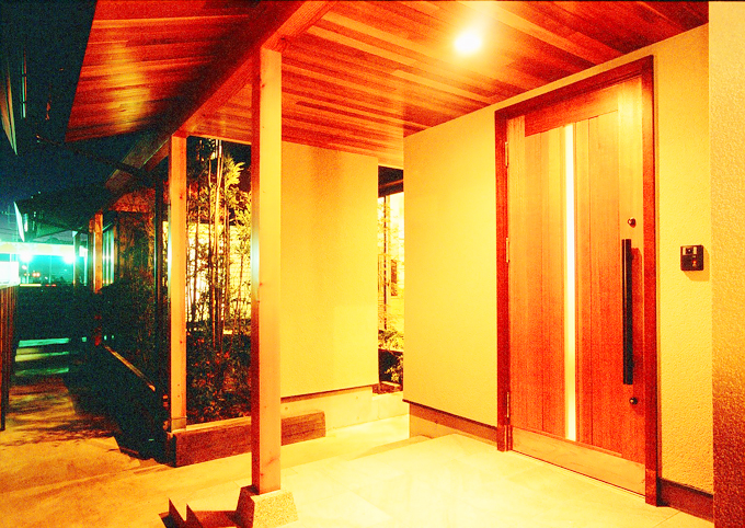 和風なたたずまいの玄関