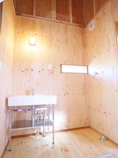 天井の高いシンプルな洗面所