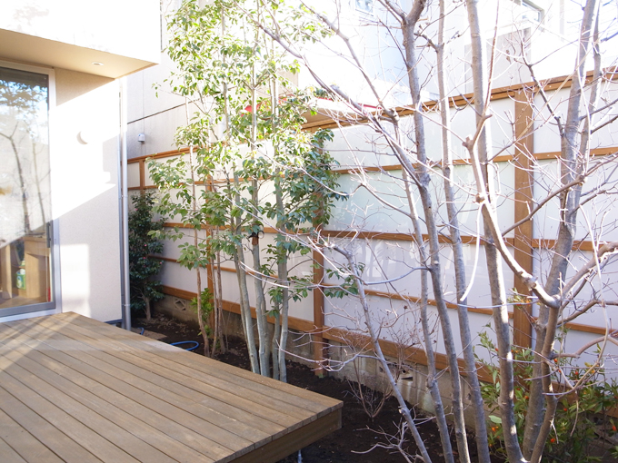 ウッドデッキ脇の植栽