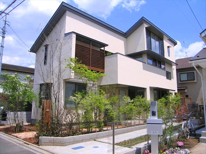 青空と緑が映える外観