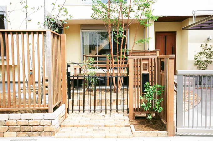 全面道路から庭と玄関を眺める