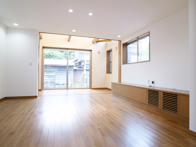 木のフローリングが気持ちいいリビング