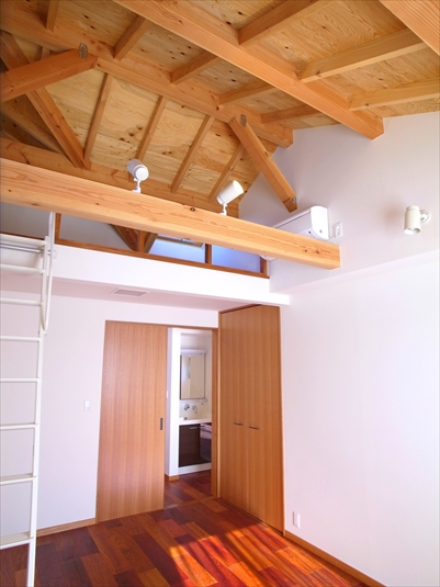 梁と天井を照らすライト