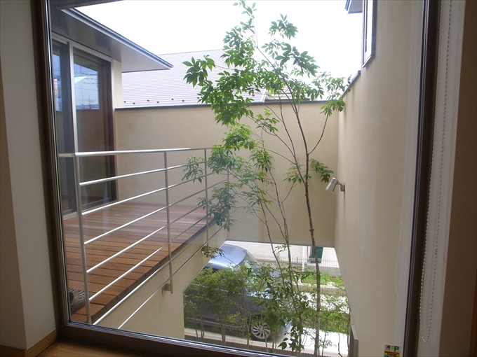 庭から伸びる木を楽しめる２階の窓