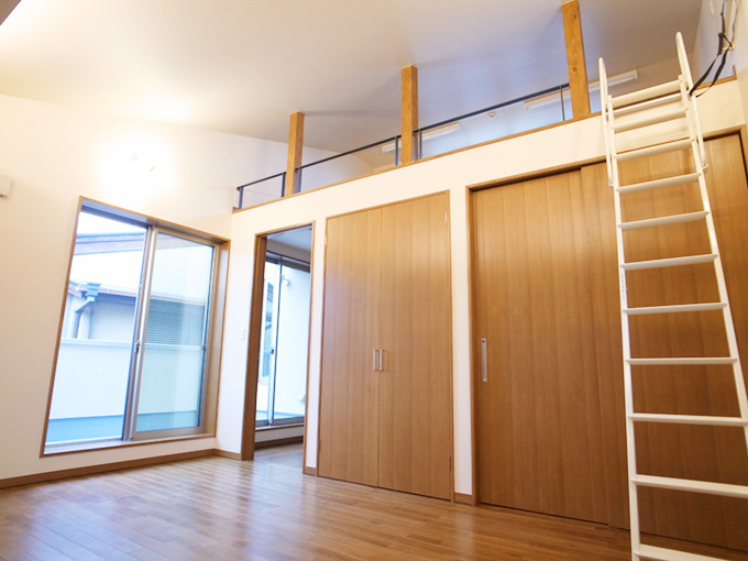 ロフト下に収納スペースを配置