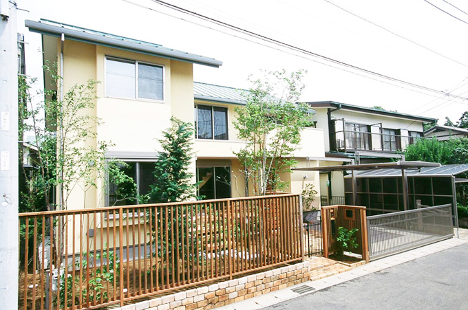 全面道路から見た外観