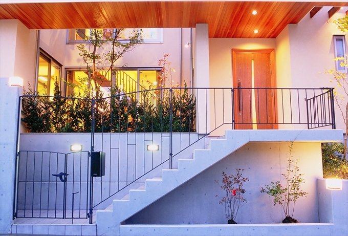 コンクリートと木が融合した玄関