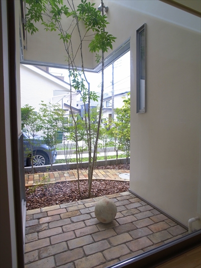 室内から見る玄関ポーチと駐車スペース