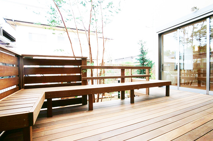 ウッドデッキのベンチで団らんの時間を過ごす