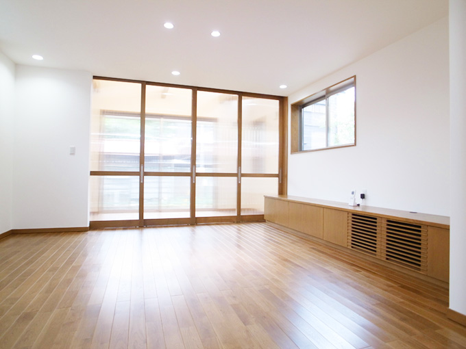 リビングと吹き抜けの間は開閉可能