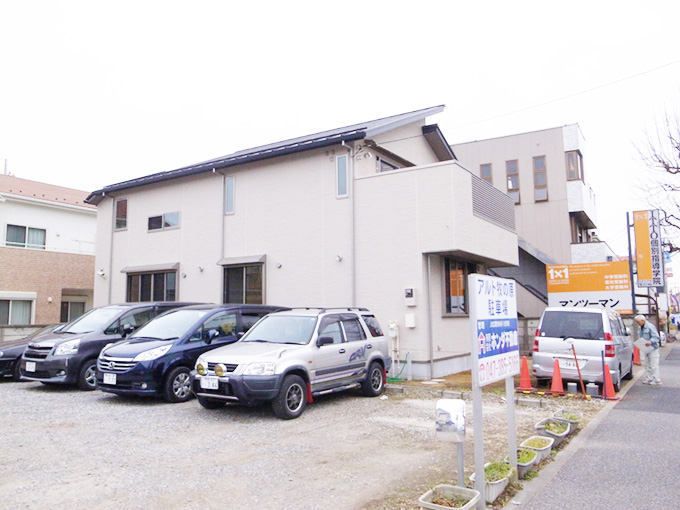 側面から眺める外観